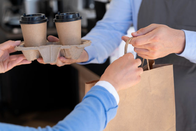 Gobelets en papier avec sac en papier comme contenants alimentaires