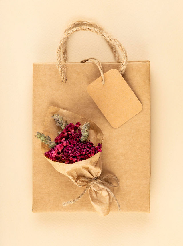 Emballage avec poignées en jute et fleurs