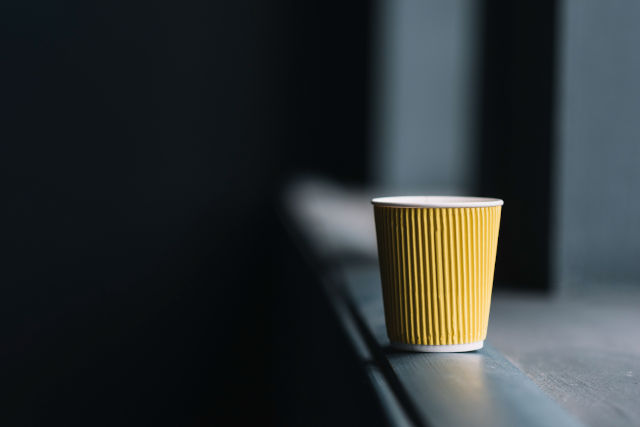 Gobelet en carton écologique et stylé sur une table
