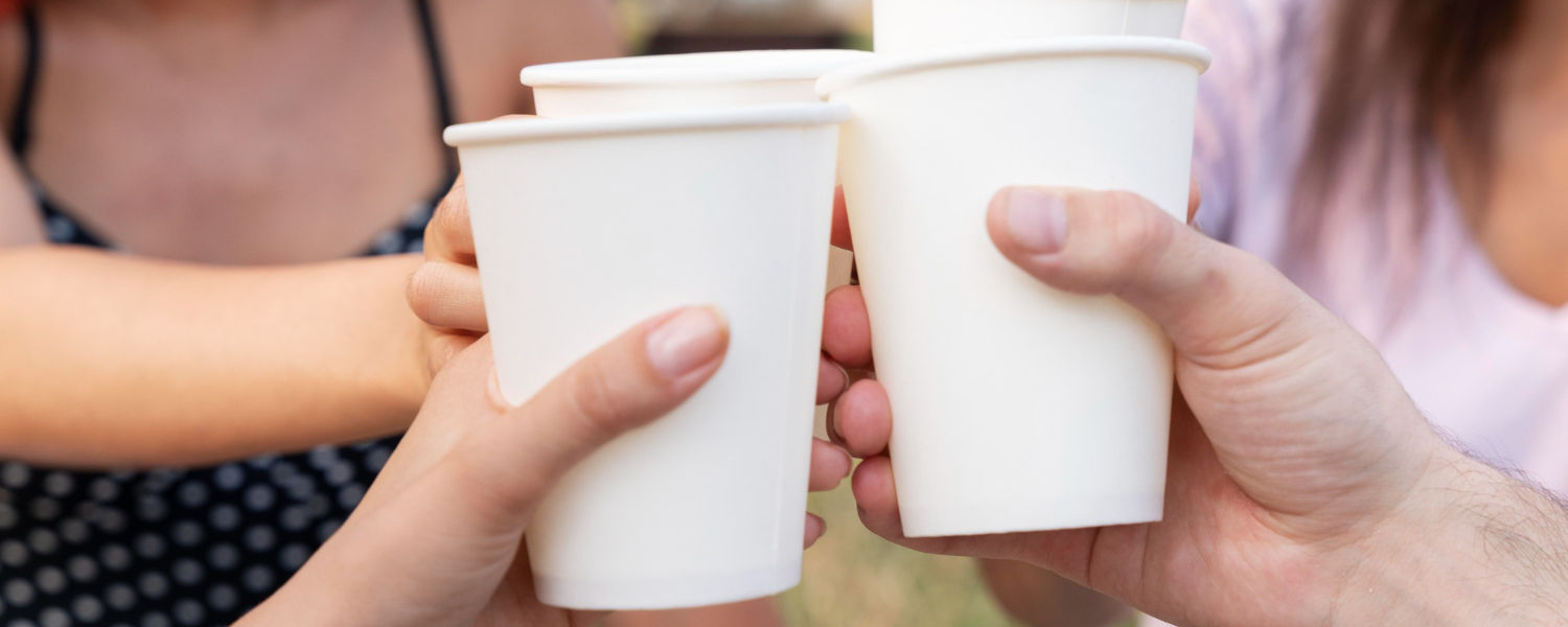 Une collection de gobelets en carton écologiques avec divers motifs.